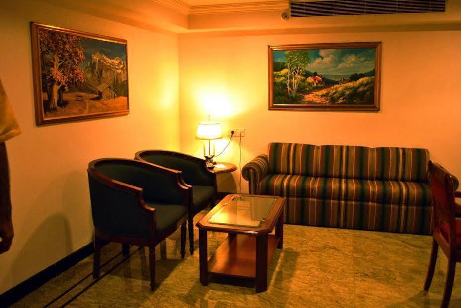 Westway Hotel Calecute Exterior foto